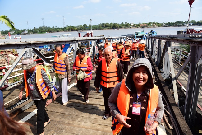 Offering alms at Quoc Thoi pagoda and releasing creatues in Ben Tre