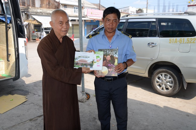 Offering alms at Quoc Thoi pagoda and releasing creatues in Ben Tre