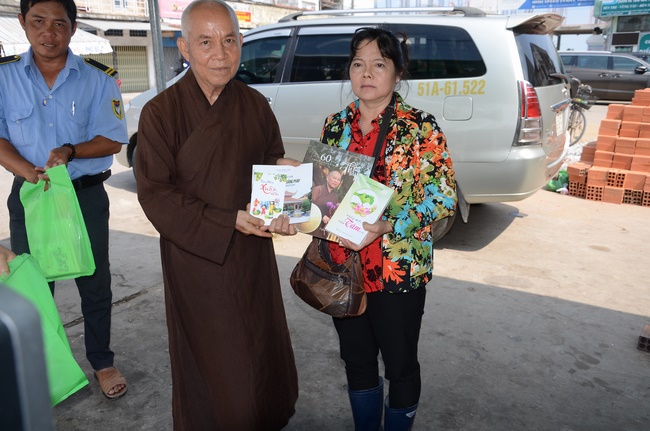 Offering alms at Quoc Thoi pagoda and releasing creatues in Ben Tre