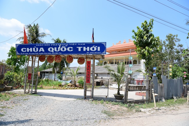 Offering alms at Quoc Thoi pagoda and releasing creatues in Ben Tre