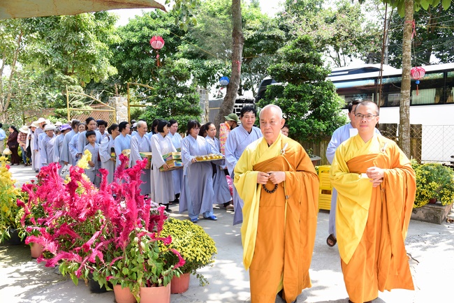 Offering alms at Quoc Thoi pagoda and releasing creatues in Ben Tre