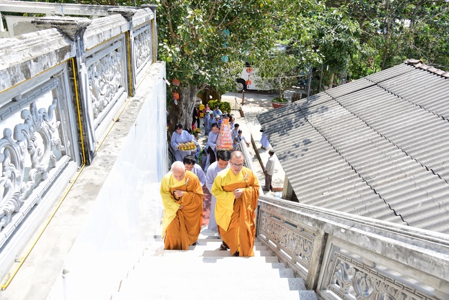 Offering alms at Quoc Thoi pagoda and releasing creatues in Ben Tre