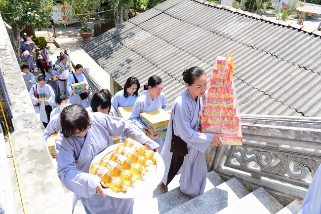 Offering alms at Quoc Thoi pagoda and releasing creatues in Ben Tre
