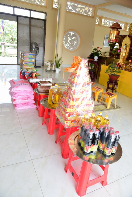 Offering alms at Quoc Thoi pagoda and releasing creatues in Ben Tre