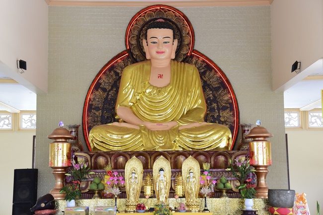 Offering alms at Quoc Thoi pagoda and releasing creatues in Ben Tre