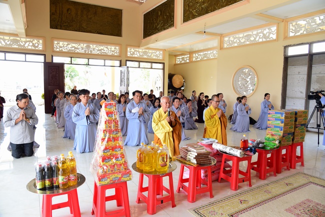 Offering alms at Quoc Thoi pagoda and releasing creatues in Ben Tre