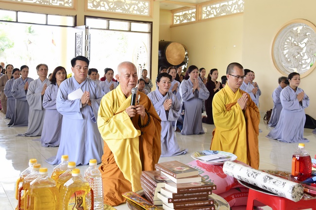 Offering alms at Quoc Thoi pagoda and releasing creatues in Ben Tre