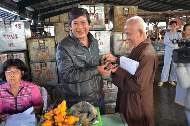 Offering alms at Quoc Thoi pagoda and releasing creatues in Ben Tre