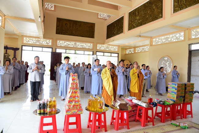 Offering alms at Quoc Thoi pagoda and releasing creatues in Ben Tre