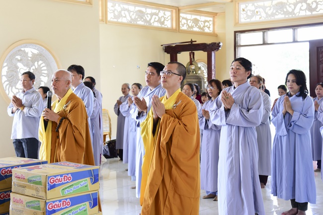 Offering alms at Quoc Thoi pagoda and releasing creatues in Ben Tre