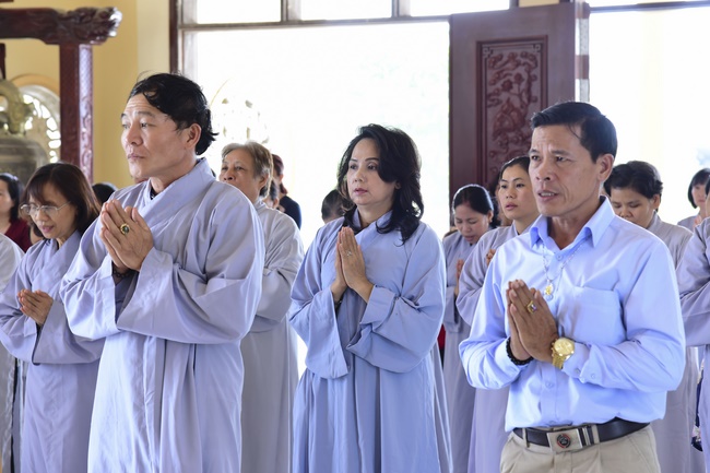 Offering alms at Quoc Thoi pagoda and releasing creatues in Ben Tre