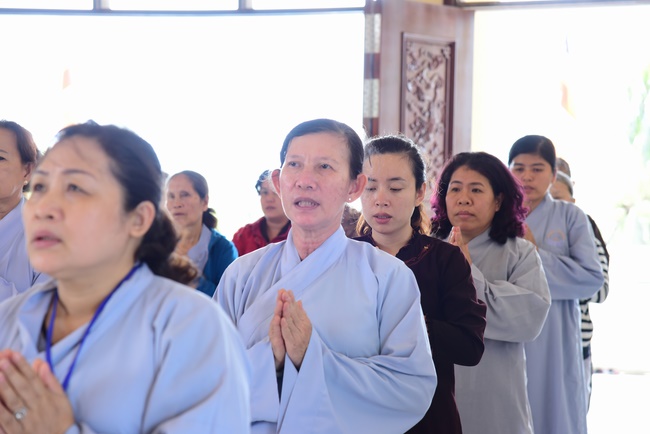 Offering alms at Quoc Thoi pagoda and releasing creatues in Ben Tre