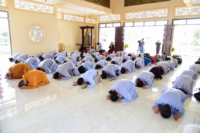 Offering alms at Quoc Thoi pagoda and releasing creatues in Ben Tre