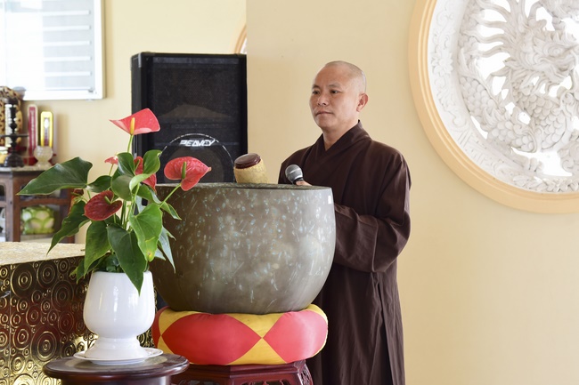 Offering alms at Quoc Thoi pagoda and releasing creatues in Ben Tre