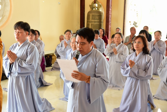 Offering alms at Quoc Thoi pagoda and releasing creatues in Ben Tre
