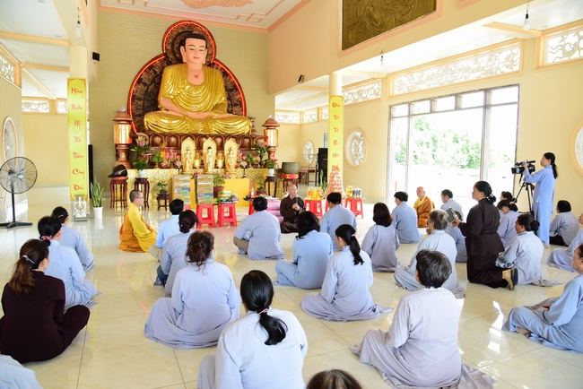 Offering alms at Quoc Thoi pagoda and releasing creatues in Ben Tre