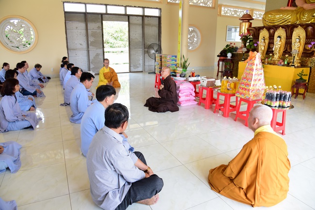 Offering alms at Quoc Thoi pagoda and releasing creatues in Ben Tre