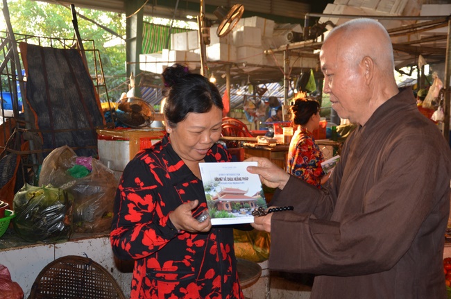 Offering alms at Quoc Thoi pagoda and releasing creatues in Ben Tre