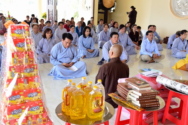 Offering alms at Quoc Thoi pagoda and releasing creatues in Ben Tre