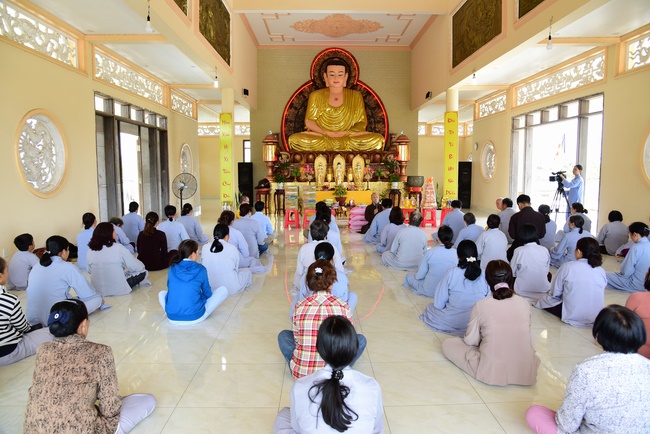 Offering alms at Quoc Thoi pagoda and releasing creatues in Ben Tre