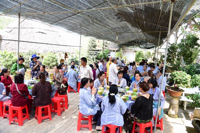 Offering alms at Quoc Thoi pagoda and releasing creatues in Ben Tre