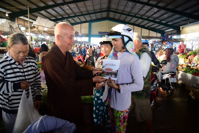 Offering alms at Quoc Thoi pagoda and releasing creatues in Ben Tre