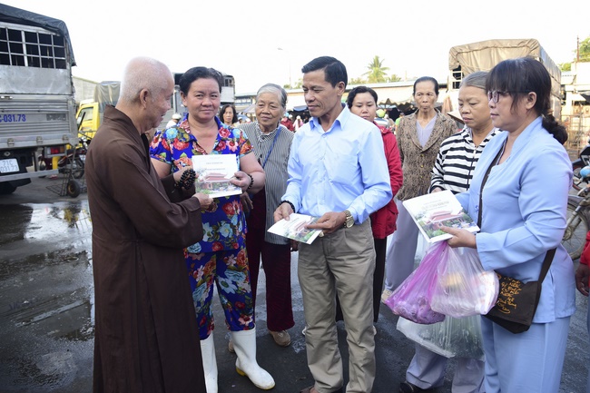 Offering alms at Quoc Thoi pagoda and releasing creatues in Ben Tre