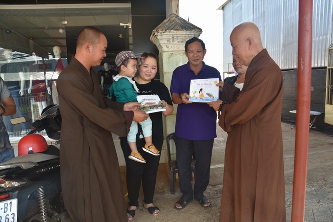 Offering nine branches of Hoang Phap Pagoda
