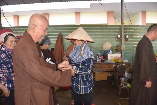 Offering nine branches of Hoang Phap Pagoda