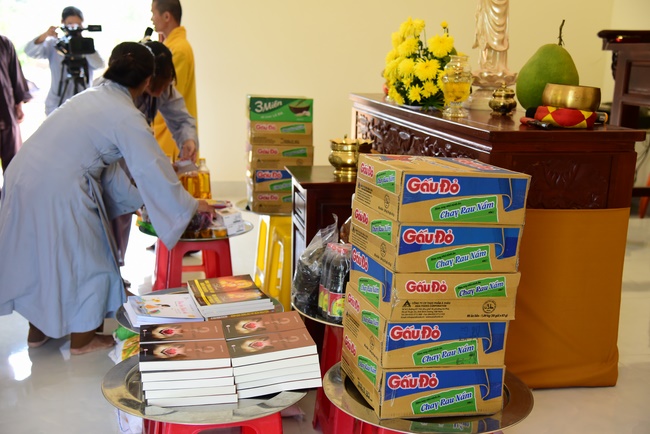 Offering nine branches of Hoang Phap Pagoda