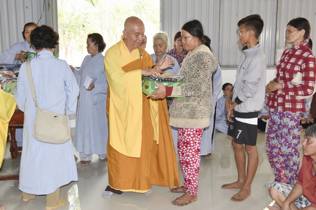 Offering nine branches of Hoang Phap Pagoda