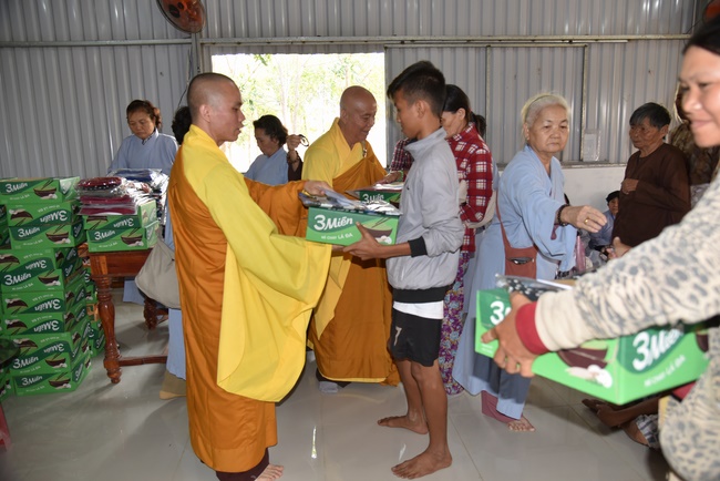 Offering nine branches of Hoang Phap Pagoda