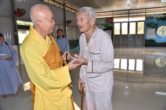 Offering nine branches of Hoang Phap Pagoda