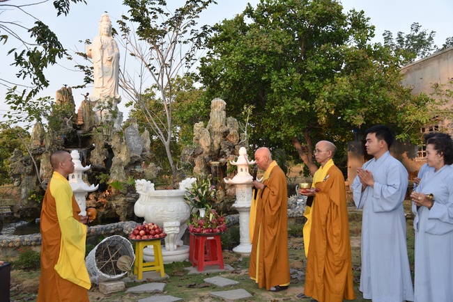 Offering nine branches of Hoang Phap Pagoda