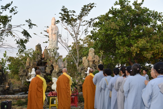Offering nine branches of Hoang Phap Pagoda