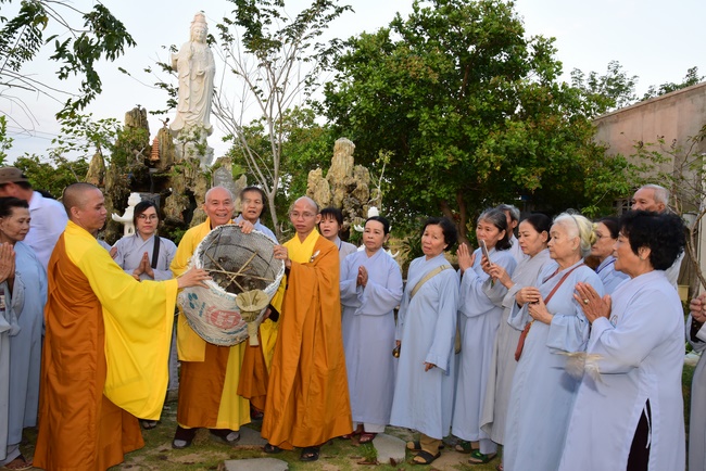 Offering nine branches of Hoang Phap Pagoda