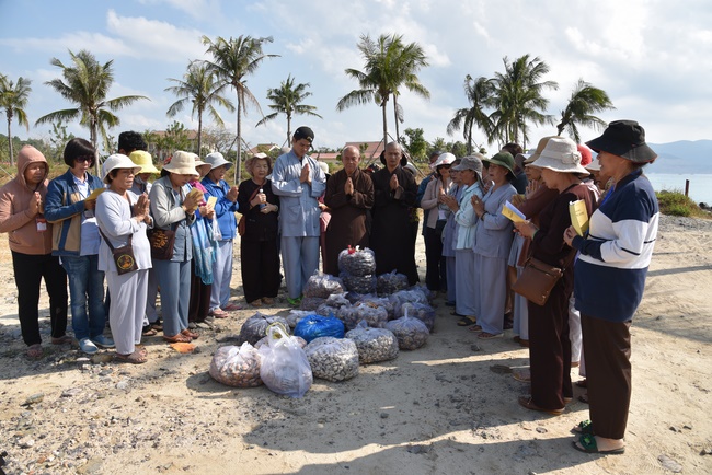 Offering nine branches of Hoang Phap Pagoda