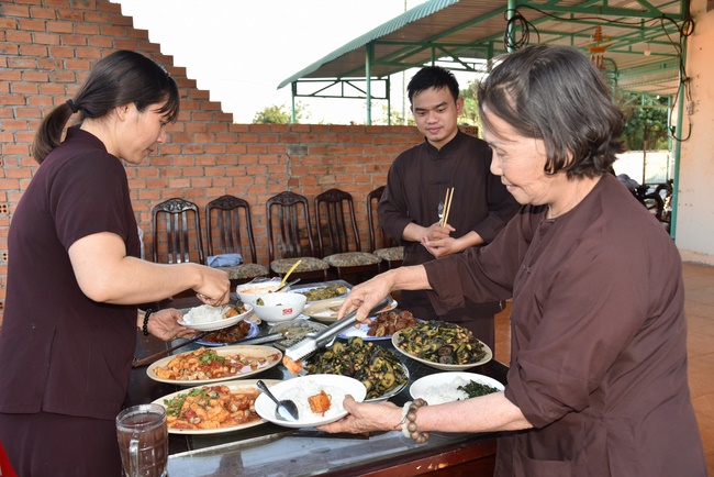 Offering nine branches of Hoang Phap Pagoda