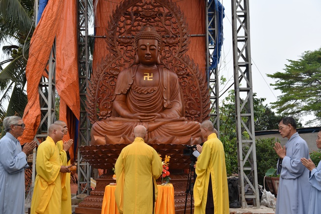 Offering the Buddha statue to Dac Phap Pagoda and releasing creatures.