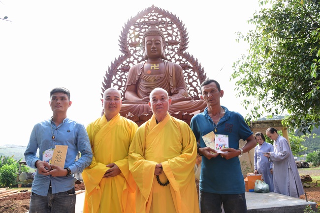 Offering the Buddha statue to Dac Phap Pagoda and releasing creatures.