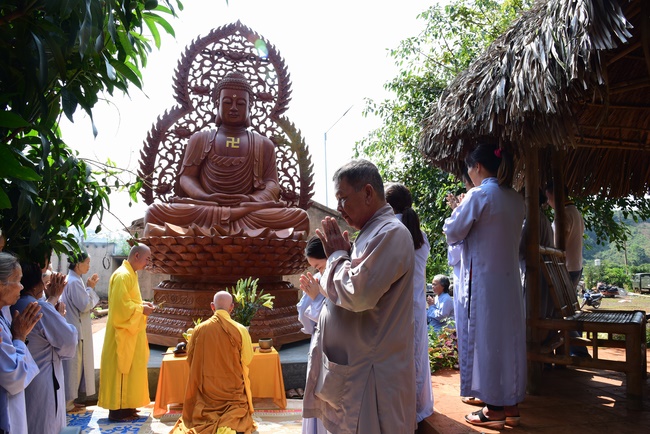 Offering the Buddha statue to Dac Phap Pagoda and releasing creatures.