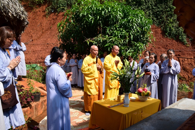 Offering the Buddha statue to Dac Phap Pagoda and releasing creatures.