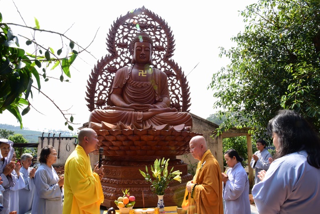 Offering the Buddha statue to Dac Phap Pagoda and releasing creatures.