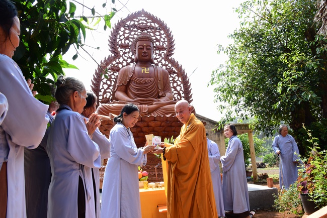 Offering the Buddha statue to Dac Phap Pagoda and releasing creatures.