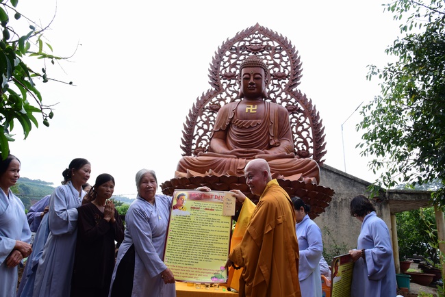 Offering the Buddha statue to Dac Phap Pagoda and releasing creatures.