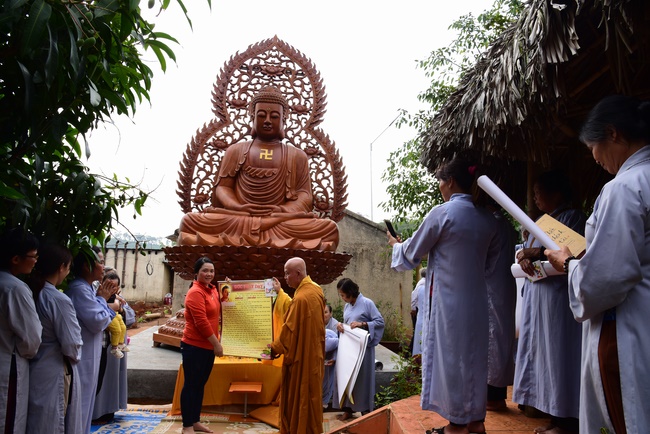 Offering the Buddha statue to Dac Phap Pagoda and releasing creatures.