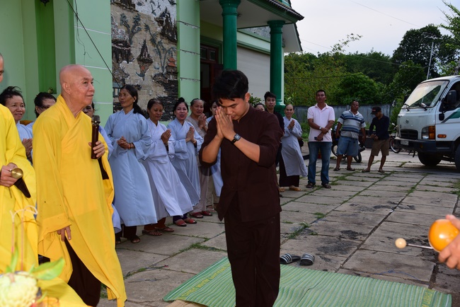 Offering the Buddha statue to Dac Phap Pagoda and releasing creatures.