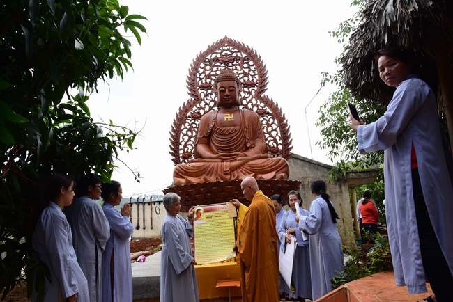 Offering the Buddha statue to Dac Phap Pagoda and releasing creatures.
