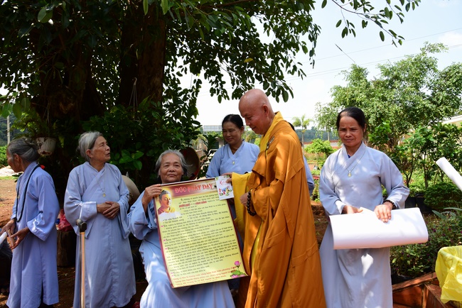 Offering the Buddha statue to Dac Phap Pagoda and releasing creatures.