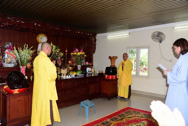 Offering the Buddha statue to Dac Phap Pagoda and releasing creatures.
